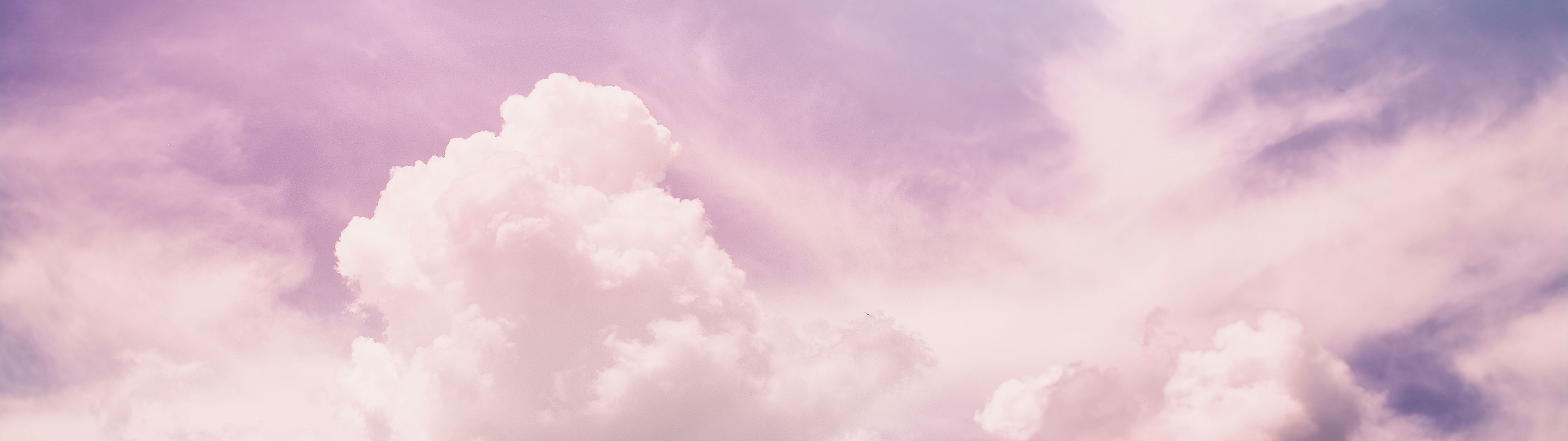 Hình nền màu tím nhạt kết hợp với đám mây tạo ra một cảnh vật rất tuyệt đẹp và ấn tượng. Đây sẽ là sự lựa chọn hoàn hảo cho những người yêu thích những hiện tượng thiên nhiên đầy màu sắc. Hãy nhấn vào ảnh để khám phá thêm chi tiết về hình nền này.